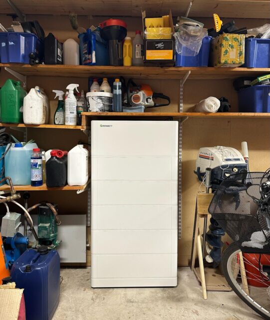 Platsbrist resulterade i en specialare. Ett 12,8 kWh batteri installerad inomhus och på andra sidan väggen utomhus är växelriktaren monterad. 
Detta hushåll är nu självförsörjande på el dygnet runt under större delen av året, häftigt tycker vi!
#solceller #batteri