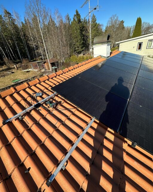 Företaget som byggde denna anläggning har gått i konkurs. Självklart ställer vi upp och hjälper till när det krånglar. I detta fall var det en optimerare som hade gått sönder. 
Nu välkomnar vi våren och solen ☀️ 
Intresserad av en egen solcellsanläggning? In och titta på vår hemsida så hörs vi 😎
#solceller